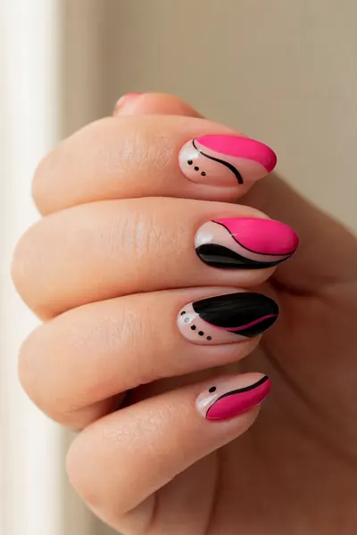 Beispiel-Hand mit Bold Statement-Maniküre
