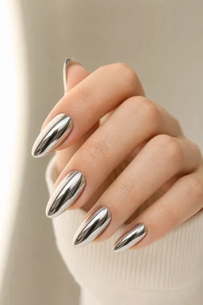 Beispiel-Hand mit Chrome / Mirror-Maniküre
