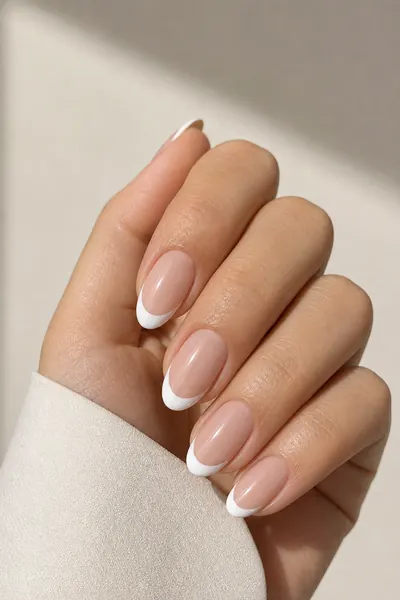 Beispiel-Hand mit French-Maniküre