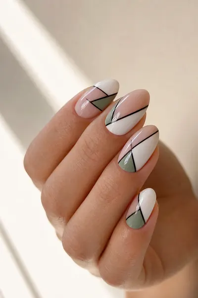 Beispiel-Hand mit Geometrisch-Maniküre
