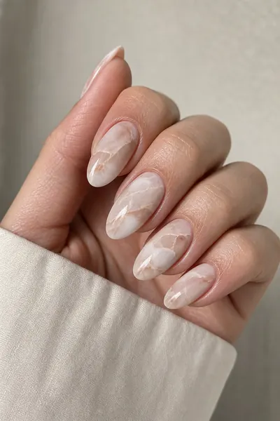 Beispiel-Hand mit Marmor-Maniküre