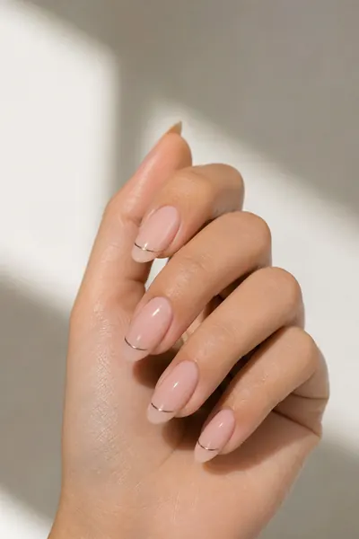 Beispiel-Hand mit Minimalistisch-Maniküre