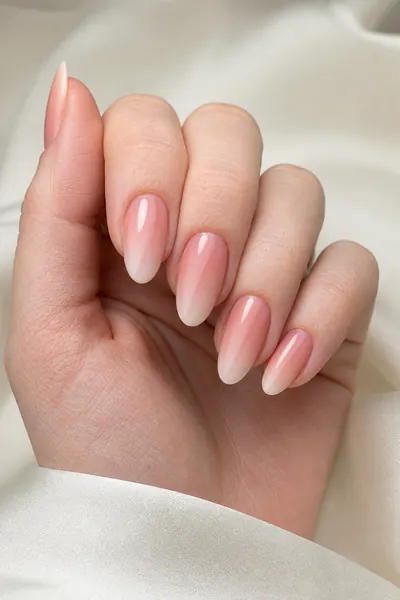 Beispiel-Hand mit Ombré / Gradient-Maniküre