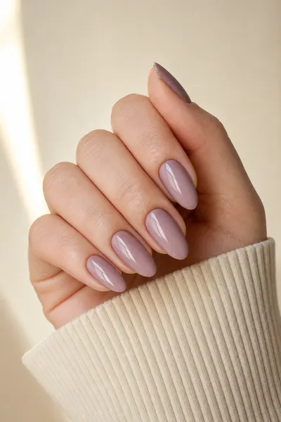 Beispiel-Hand mit Uni-Farbe-Maniküre